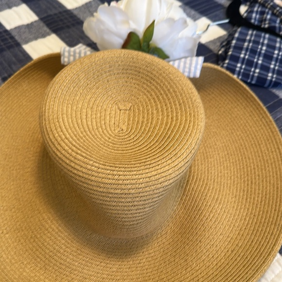 Vineyard Vines Tan Hat with White Floral Accent, one size, cottagecore - Picture 3 of 16